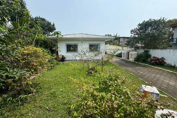 Casa à venda com 135m², 4 quartos, 1 suíte, 4 vagas no bairro Morro das Pedras em Florianópolis