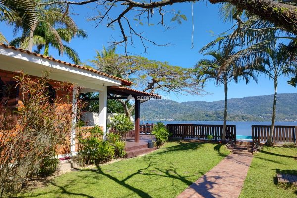 Casa à venda com 202m², 5 quartos, 1 suíte, 3 vagas no bairro Lagoa da Conceição em Florianópolis