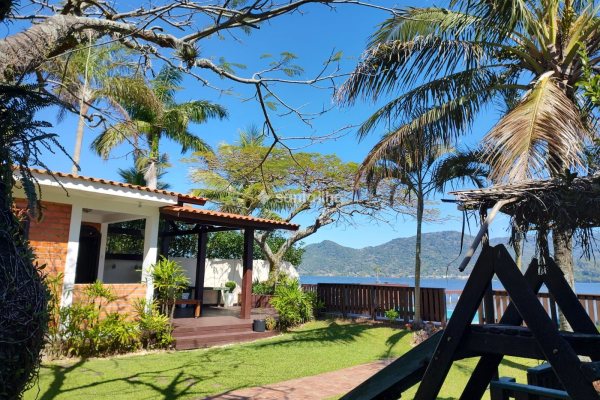 Casa à venda com 202m², 5 quartos, 1 suíte, 3 vagas no bairro Lagoa da Conceição em Florianópolis