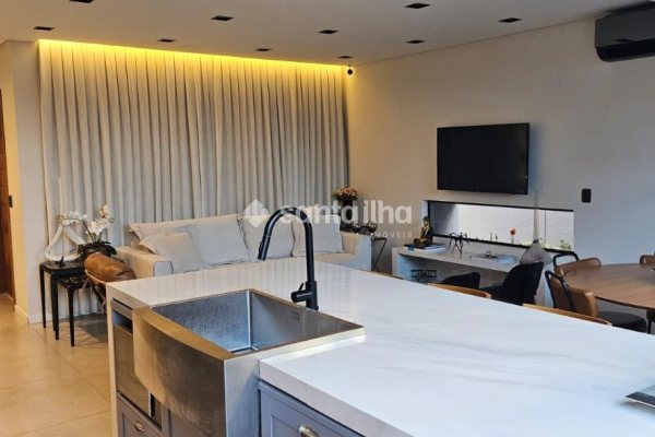 Casa à venda com 144m², 3 quartos, 3 suítes, 2 vagas no bairro Campeche em Florianópolis
