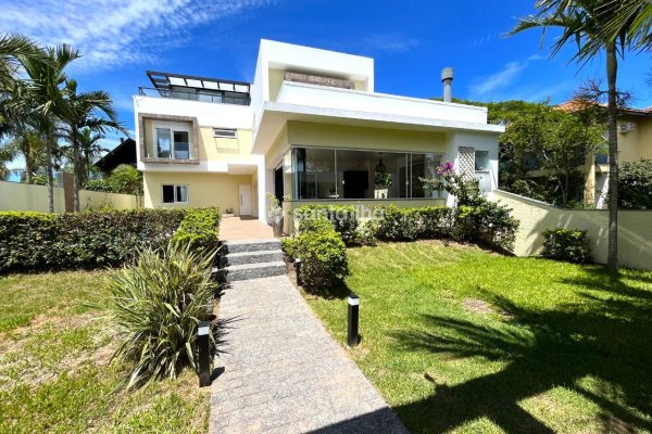 Casa em Condomínio para alugar com 576m², 3 quartos, 2 suítes, 4 vagas no bairro Morro das Pedras em Florianópolis