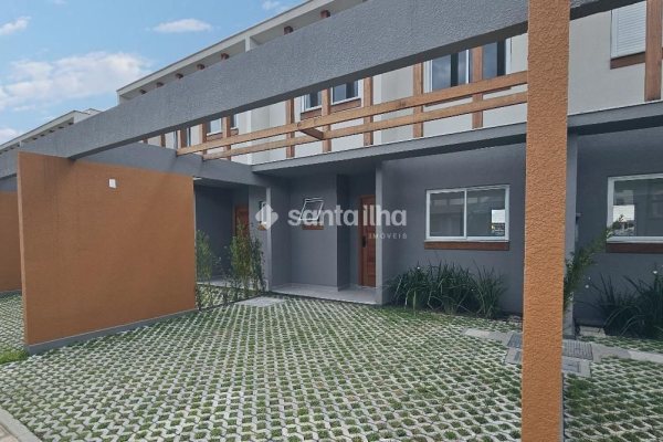 Casa em Condomínio à venda com 96m², 3 quartos, 1 suíte, 1 vaga no bairro Morro das Pedras em Florianópolis