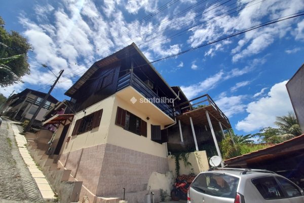 Casa à venda com 170m², 3 quartos, 1 vaga no bairro Caeira da Barra do Sul em Florianópolis