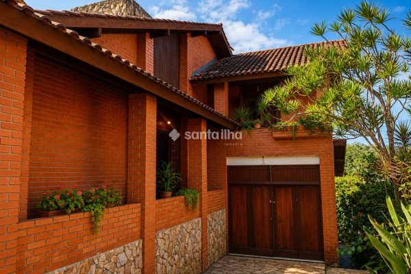 Casa à venda com 178m², 3 quartos, 1 suíte, 2 vagas no bairro Cacupé em Florianópolis