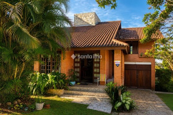 Casa à venda com 178m², 3 quartos, 1 suíte, 2 vagas no bairro Cacupé em Florianópolis