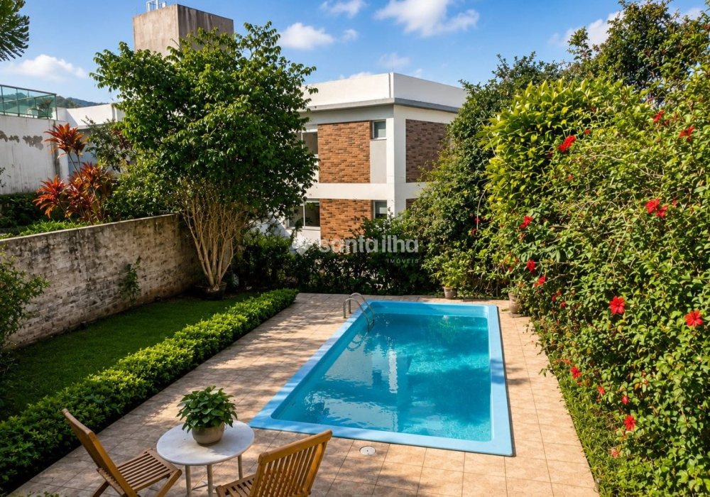 Casa à venda com 178m², 3 quartos, 1 suíte, 2 vagas no bairro Cacupé em Florianópolis - Foto 1