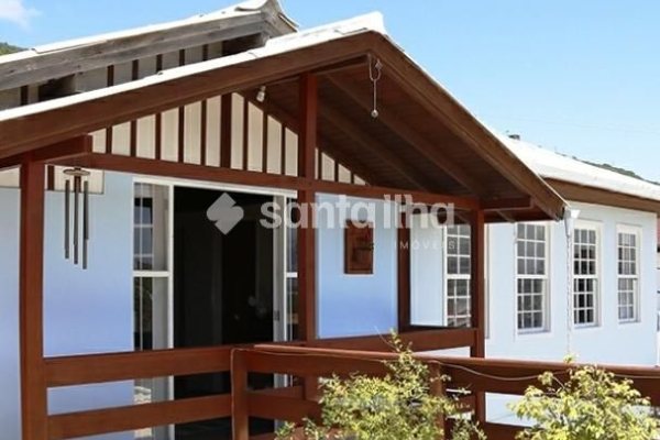 Sobrado à venda com 300m², 8 quartos, 1 suíte, 3 vagas no bairro Costeira do Pirajubaé em Florianópolis