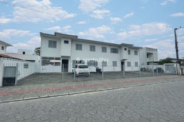 Casa à venda com 390m², 14 quartos, 8 vagas no bairro Campeche em Florianópolis