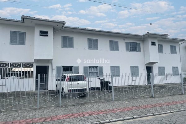 Casa à venda com 390m², 14 quartos, 8 vagas no bairro Campeche em Florianópolis