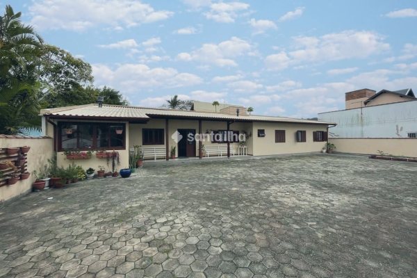 Casa à venda com 390m², 14 quartos, 8 vagas no bairro Campeche em Florianópolis