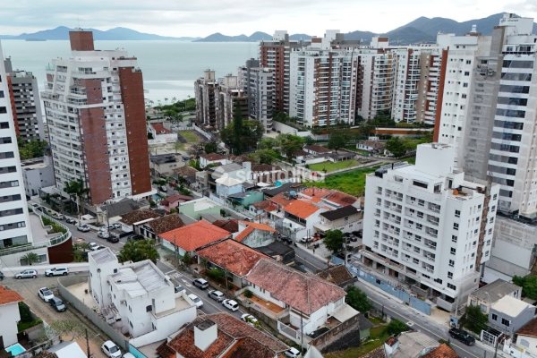 Terreno à venda com 282m² no bairro Agronômica em Florianópolis