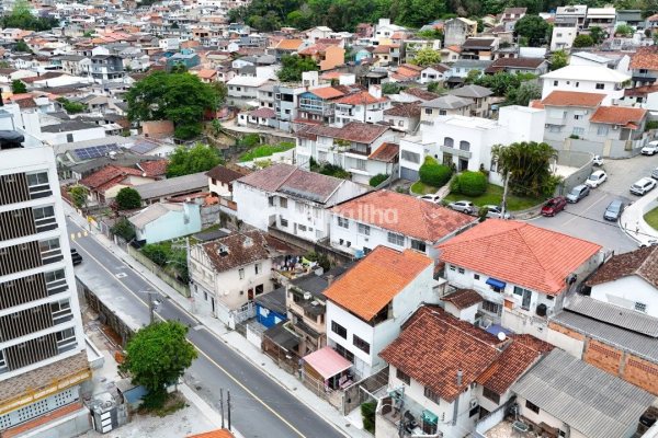 Terreno à venda com 282m² no bairro Agronômica em Florianópolis
