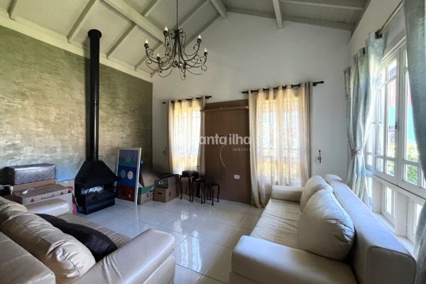 Casa à venda com 220m², 2 quartos, 1 suíte, 1 vaga no bairro Lagoa da Conceição em Florianópolis