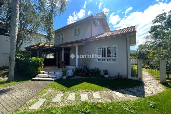 Casa à venda com 220m², 2 quartos, 1 suíte, 1 vaga no bairro Lagoa da Conceição em Florianópolis