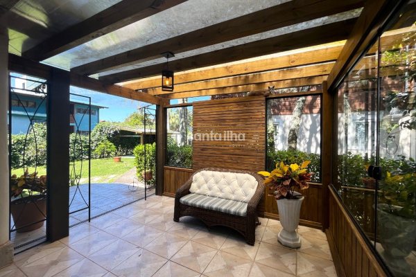 Casa à venda com 220m², 2 quartos, 1 suíte, 1 vaga no bairro Lagoa da Conceição em Florianópolis