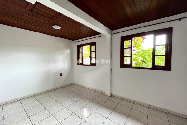 Casa para alugar com 80m², 2 quartos, 1 vaga no bairro Ribeirão da Ilha em Florianópolis
