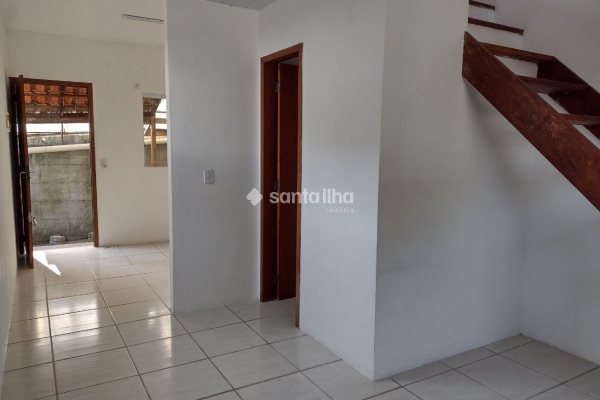 Casa para alugar com 60m², 1 quarto, 1 vaga no bairro Rio Tavares em Florianópolis