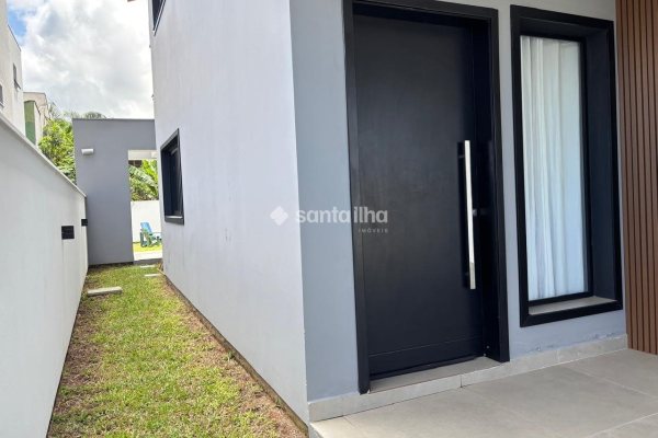 Casa à venda com 157m², 3 quartos, 3 suítes, 2 vagas no bairro Campeche em Florianópolis