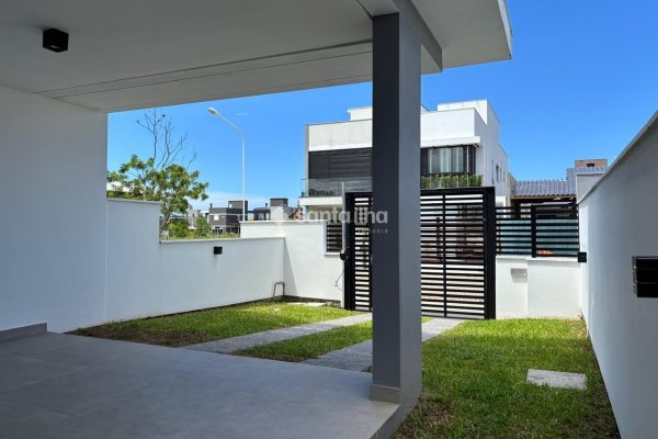 Casa à venda com 157m², 3 quartos, 3 suítes, 2 vagas no bairro Campeche em Florianópolis