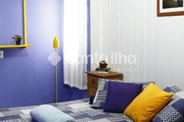 Sobrado à venda com 300m², 8 quartos, 1 suíte, 3 vagas no bairro Costeira do Pirajubaé em Florianópolis