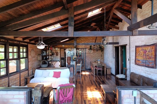 Casa para alugar com 250m², 6 quartos, 4 vagas no bairro Pântano do Sul em Florianópolis