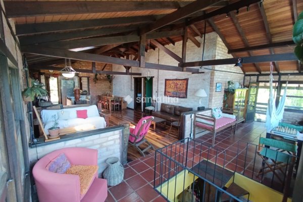 Casa para alugar com 250m², 6 quartos, 4 vagas no bairro Pântano do Sul em Florianópolis