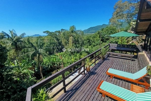 Casa para alugar com 250m², 6 quartos, 4 vagas no bairro Pântano do Sul em Florianópolis