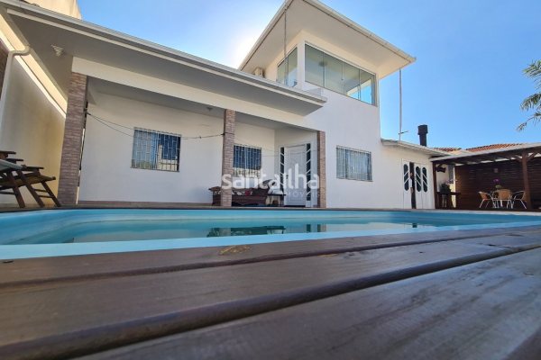 Casa à venda com 121m², 4 quartos, 1 suíte, 2 vagas no bairro Campeche em Florianópolis
