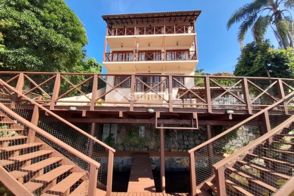 Casa à venda com 320m², 3 quartos, 1 suíte, 3 vagas no bairro Lagoa da Conceição em Florianópolis