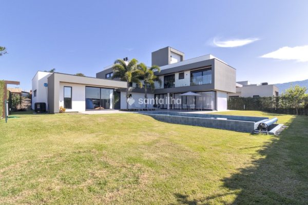Casa em Condomínio à venda com 459m², 4 quartos, 2 suítes, 1 vaga no bairro Rio Tavares em Florianópolis
