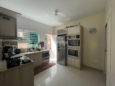 Casa para alugar com 146m², 2 quartos, 1 suíte, 2 vagas no bairro Lagoa da Conceição em Florianópolis - Foto 4