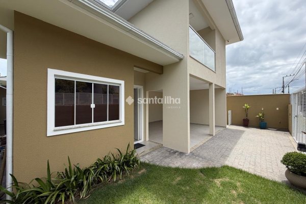 Casa à venda com 170m², 4 quartos, 1 suíte, 2 vagas no bairro Campeche em Florianópolis