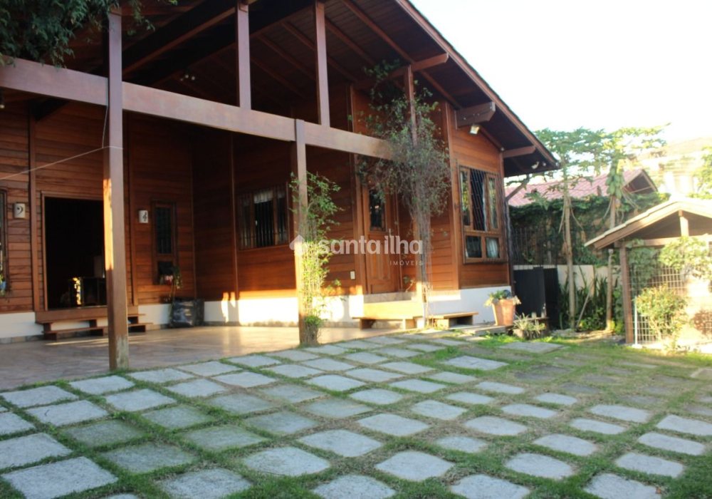 Casa à venda com 209m², 4 quartos, 1 suíte, 3 vagas no bairro Campeche em Florianópolis - Foto 1