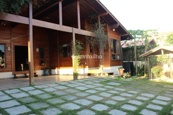 Casa à venda com 209m², 4 quartos, 1 suíte, 3 vagas no bairro Campeche em Florianópolis