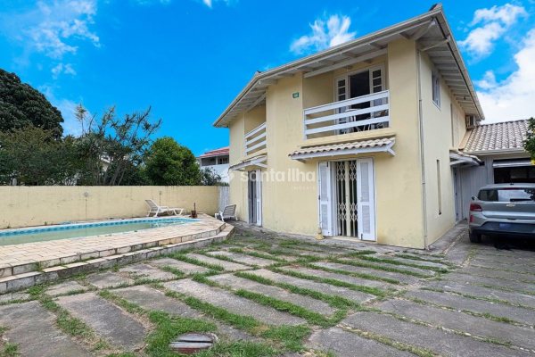 Casa à venda com 290m², 4 quartos, 2 suítes, 3 vagas no bairro Morro das Pedras em Florianópolis