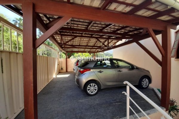 Casa à venda com 320m², 3 quartos, 1 suíte, 3 vagas no bairro Lagoa da Conceição em Florianópolis