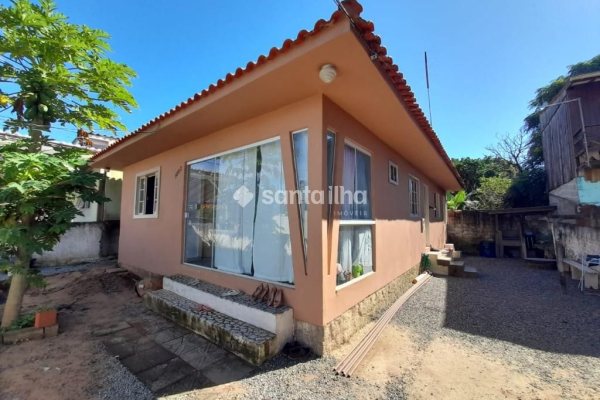 Casa à venda com 100m², 3 quartos, 4 vagas no bairro Campeche em Florianópolis