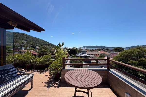Cobertura à venda com 131m², 3 quartos, 3 suítes, 2 vagas no bairro Lagoa da Conceição em Florianópolis