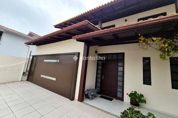 Casa à venda com 224m², 3 quartos, 1 suíte, 3 vagas no bairro Campeche em Florianópolis