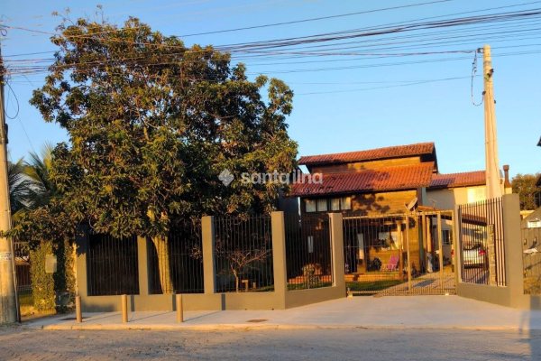 Casa à venda com 168m², 3 quartos, 3 vagas no bairro Campeche em Florianópolis
