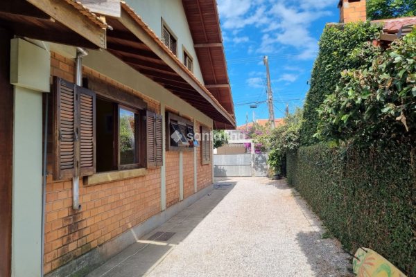 Casa à venda com 250m², 4 quartos, 2 suítes, 2 vagas no bairro Morro das Pedras em Florianópolis