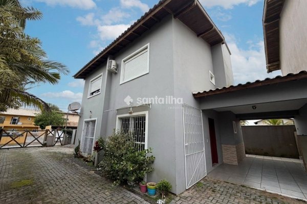 Casa à venda com 87m², 2 quartos, 1 vaga no bairro Campeche em Florianópolis
