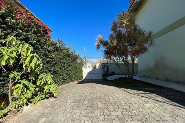 Casa à venda com 226m², 4 quartos, 2 suítes, 5 vagas no bairro Campeche em Florianópolis