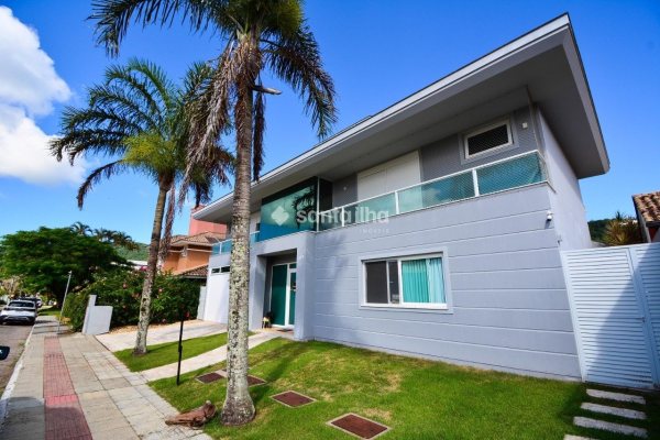 Casa à venda com 516m², 4 quartos, 4 suítes, 2 vagas no bairro Lagoa da Conceição em Florianópolis