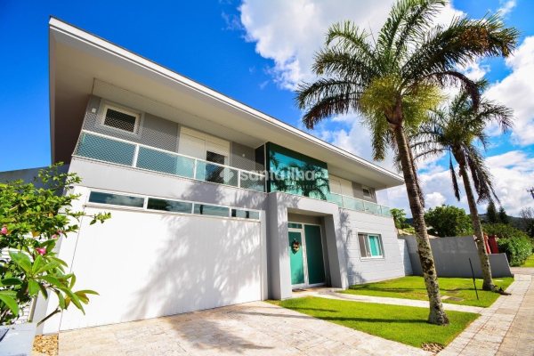 Casa à venda com 516m², 4 quartos, 4 suítes, 2 vagas no bairro Lagoa da Conceição em Florianópolis