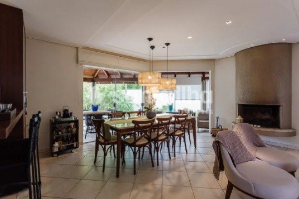 Casa à venda com 270m², 3 quartos, 1 suíte, 4 vagas no bairro Novo Campeche em Florianópolis