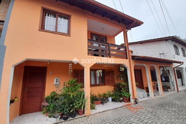Casa à venda com 143m², 6 quartos, 1 vaga no bairro Armação em Florianópolis