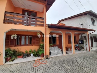Casa à venda com 143m², 6 quartos, 1 vaga no bairro Armação em Florianópolis - Foto 2