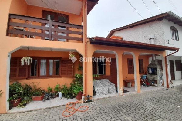 Casa à venda com 143m², 6 quartos, 1 vaga no bairro Armação em Florianópolis