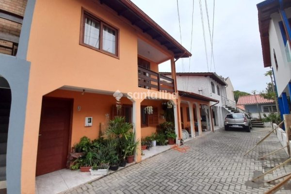 Casa à venda com 143m², 6 quartos, 1 vaga no bairro Armação em Florianópolis